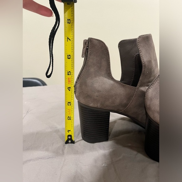 Comfort women’s taupe gray colored boots size 8 with a 3 inch heel - Picture 7 of 7